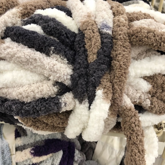 ๐ฅ๐ฅNWT! HANDKNIT! Marroon and grey only! On sale!!! Chunky loop blanket! - Picture 8 of 13